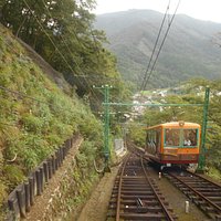 反対方向から来る黄色いケーブルカー
