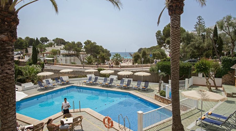 Swimmingpool terrace. Bar terrace. Solarium. Beach