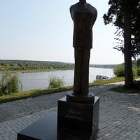 Белла Ахмадулина на берегу Оки