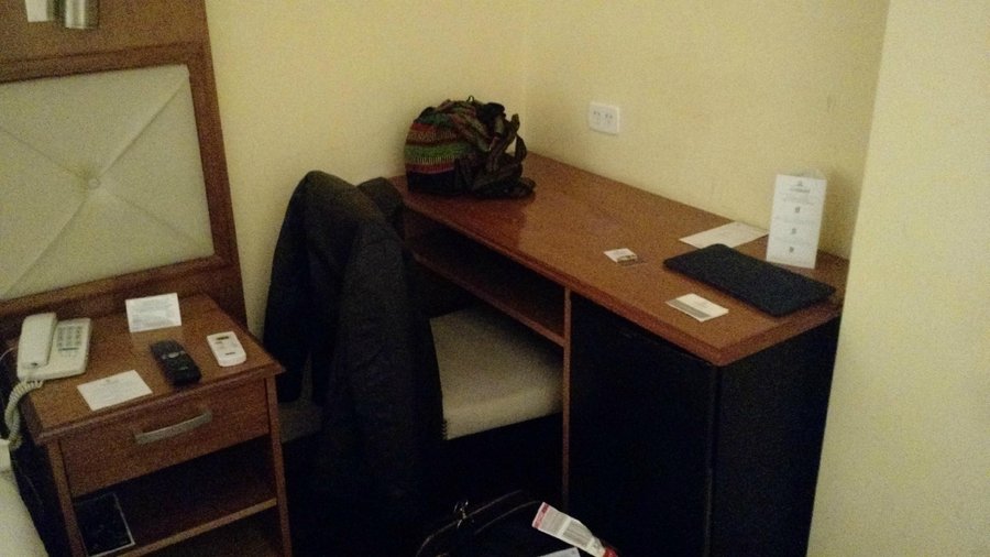 uma escrivaninha no quarto