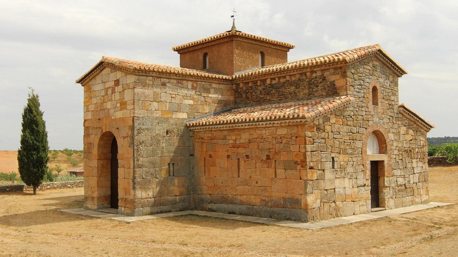 Fachada de la iglesia románica de San Pedro de la Nave