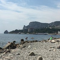 вид на гору Кошка с дикого пляжа