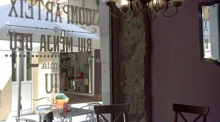 Nuestro salón, con vistas al Carrer dels Tints.