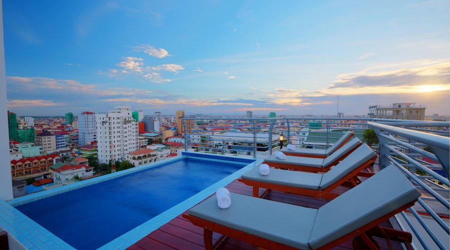 Rooftop Swimming Pool & Jacuzzi