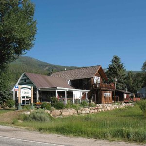 Twin Lakes Roadhouse Lodge And Cabins in Aspen