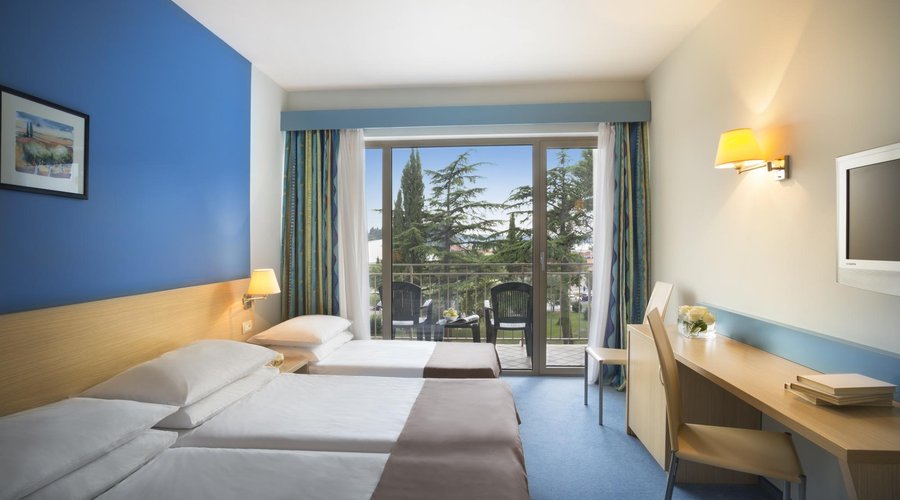 Standard twin room with extra bed and balcony