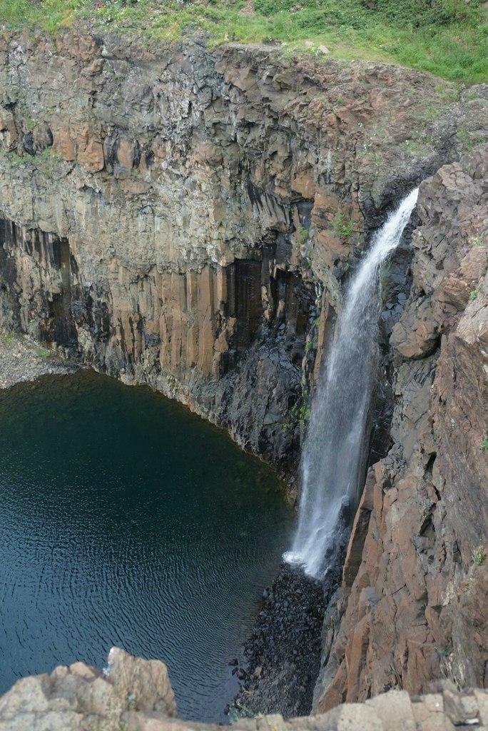 Водопад красные камни Норильск