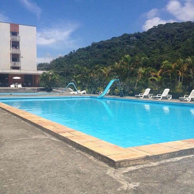 Conheça a piscina com água mineral que fica pertinho de Curitiba