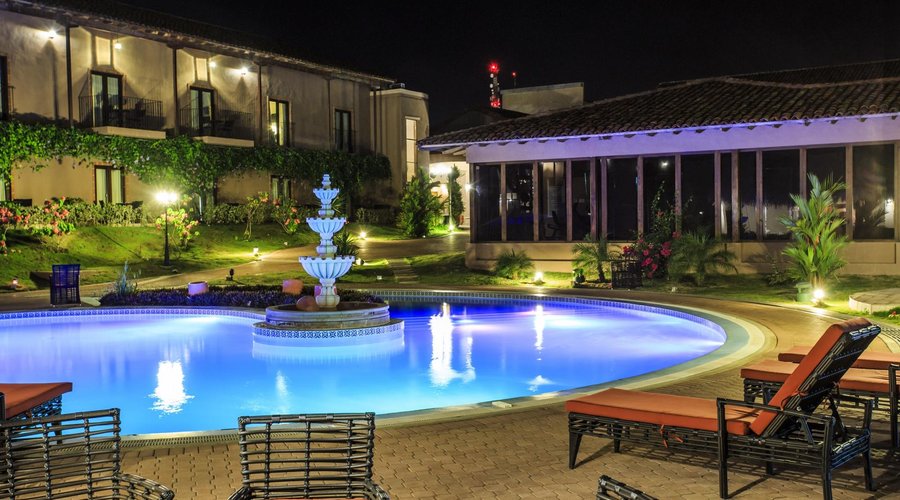 Vista Nocturna de la Piscina