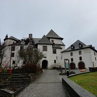 城の脇の道を上って行くと、城の入り口に通じる