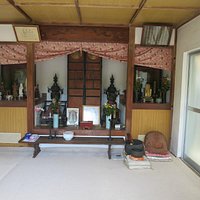 祠の中