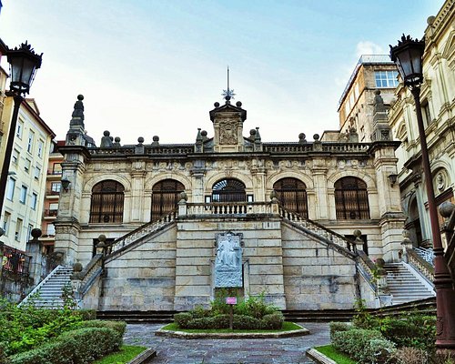 Monumento a Los Raqueros in Santander City Centre - Tours and