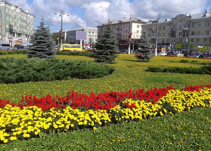 Комсомольская площадь в августе