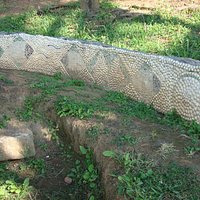 A mureta é decorada com motivos marinhos feitos com conchas.