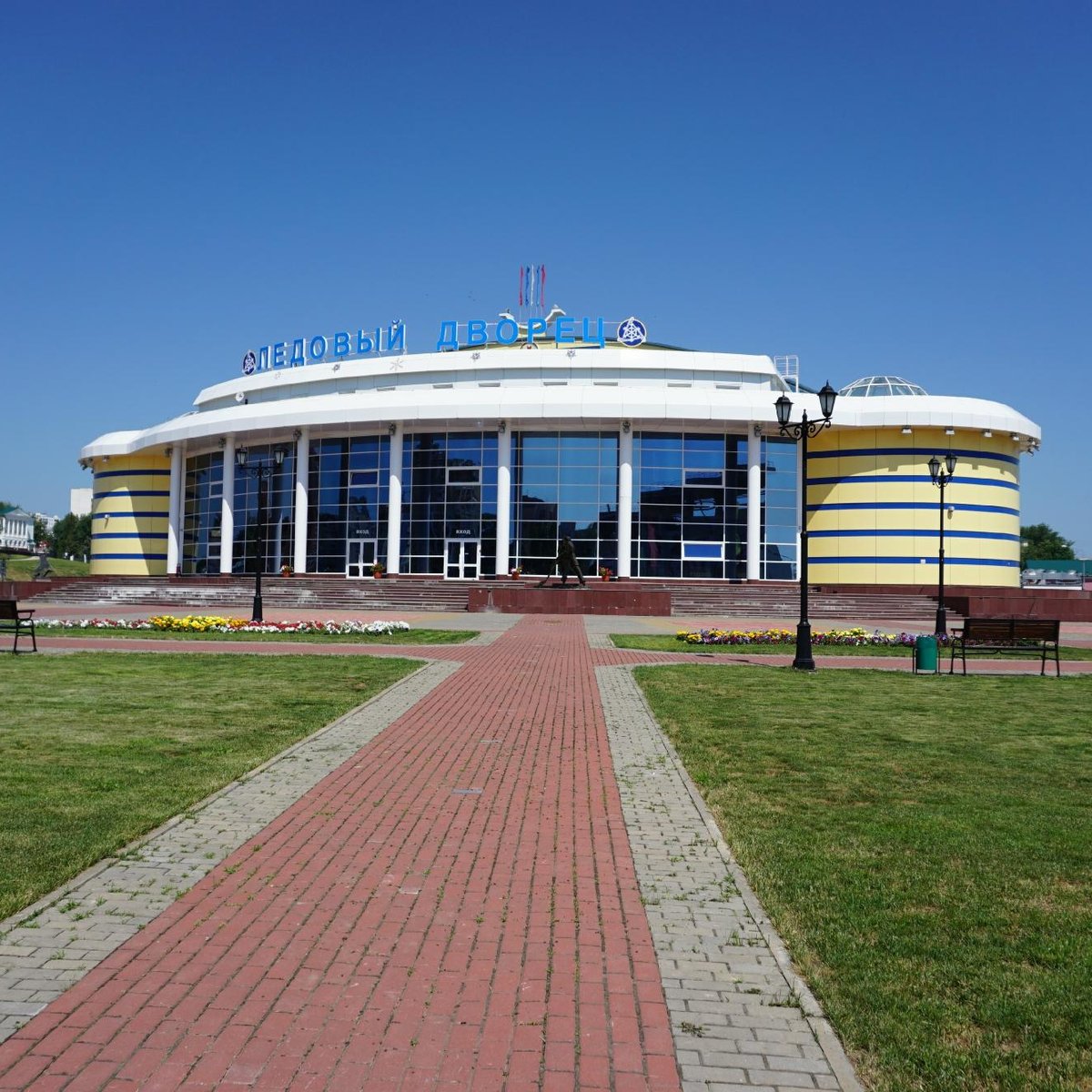 Ледовый дворец саранск. Ледовая Арена Саранск. Саранск Арена дворец спорта. Хоккейная Арена в Саранске. Ледовый дворец на Светотехстрое Саранск.