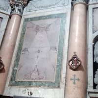 Colonne inserite perimetralmente (scelte dal Borromini) con riempimento con lastre di marmo