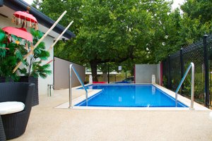 Beechworth On Bridge Motel in Beechworth, image may contain: Backyard, Pool, Hotel, Swimming Pool