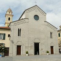 vista frontale dalla piazza