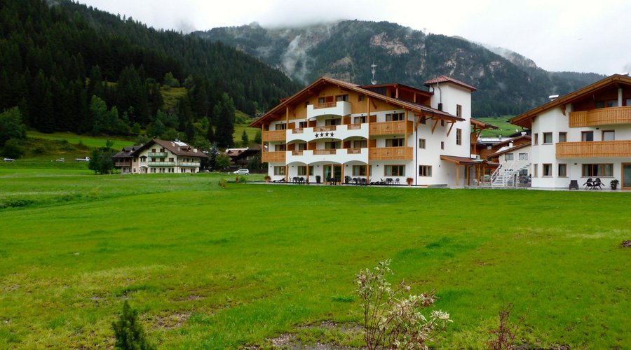 Il Resort visto dalla strada pedonale-ciclabile che fiancheggia l'Avisio
