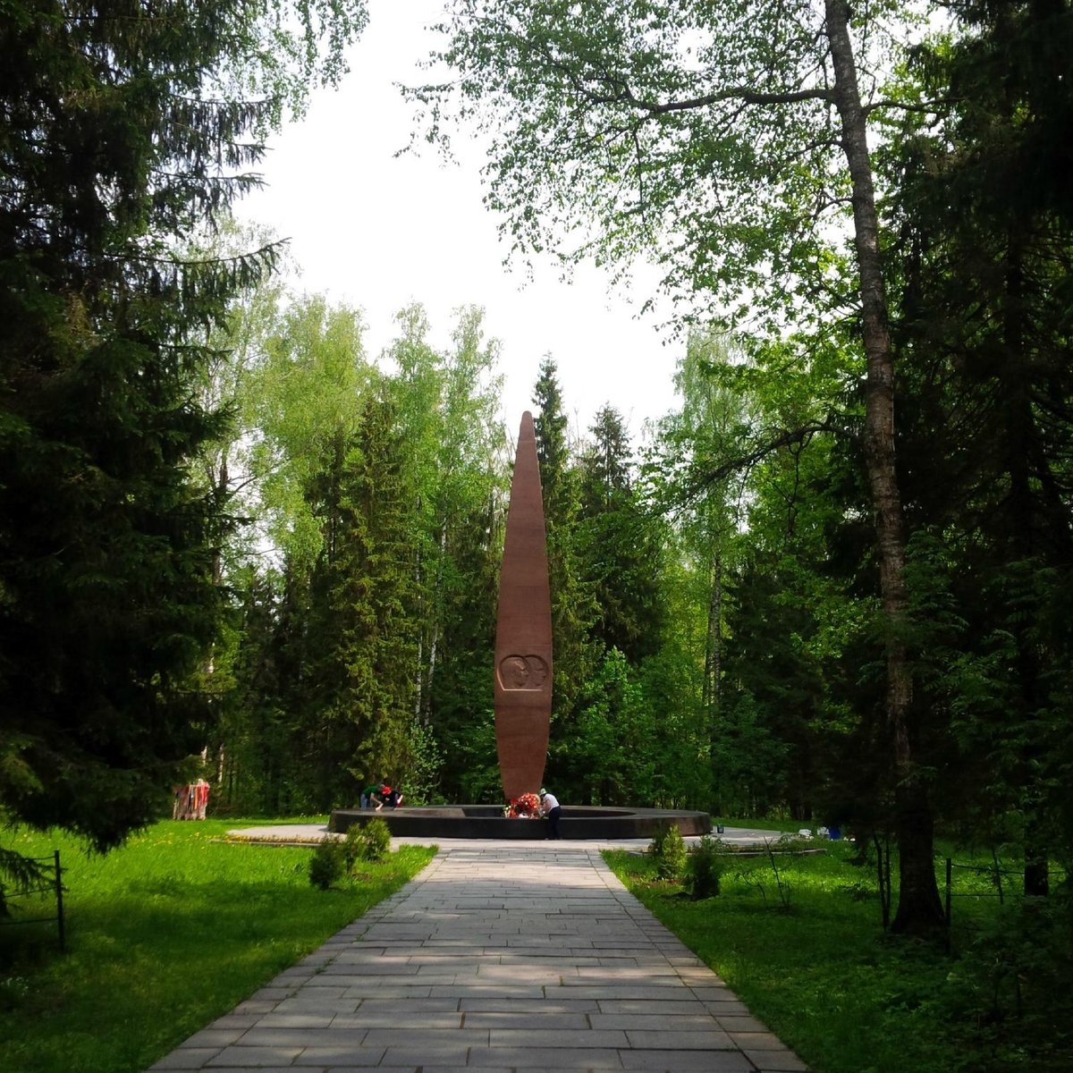 Новоселово. Мемориал Гагарина и Серегина в Новоселово. Аллея место гибели Гагарина. Достопримечательности Новоселово. Новоселово Красноярский край памятники.