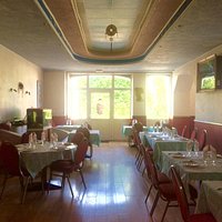Salle de restaurant vue du comptoir