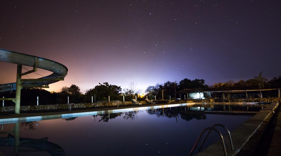 A noite na piscina.