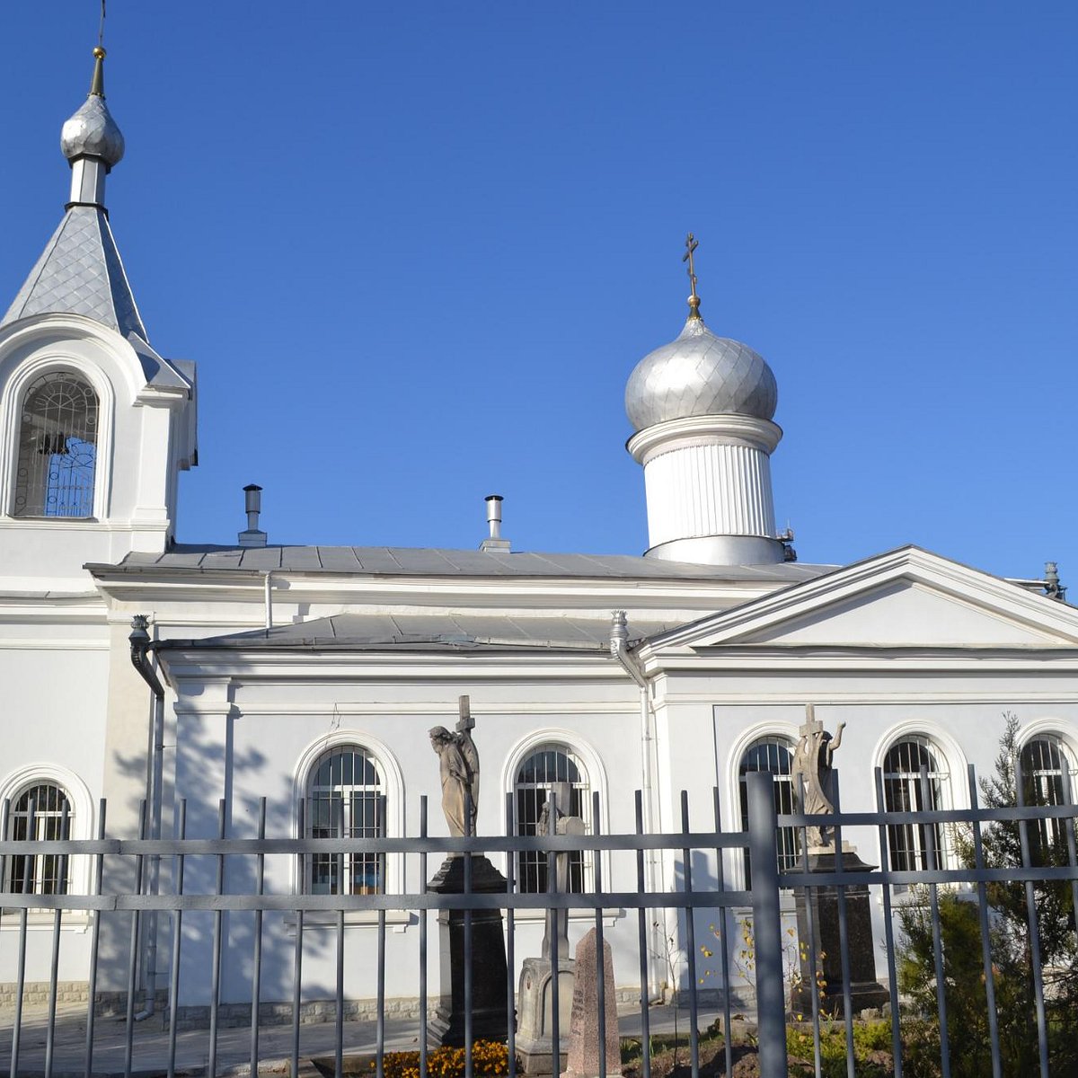 Св симферополь. Всехсвятская Церковь Симферополь. Симферополь храм всех святых Симферополя. Симферополь Церковь всех святителей. Кладбищенская Церковь Симферополь.