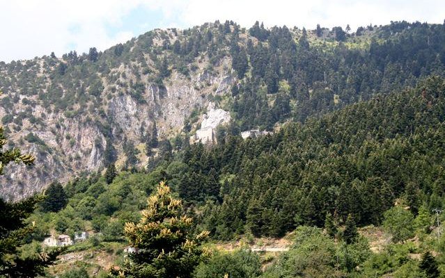 Το μοναστήρι από μακριά.