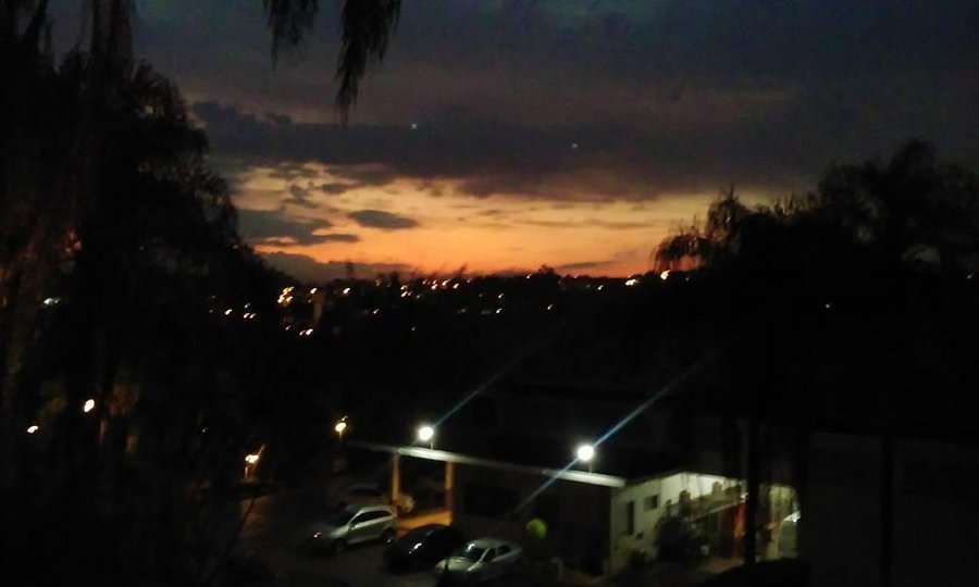 Vista nocturna del centro de reunion