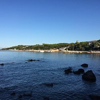 La vista del Lungomare Alberto Sordi da lontano (Punta Righini è la punta alla fine del Lungomar