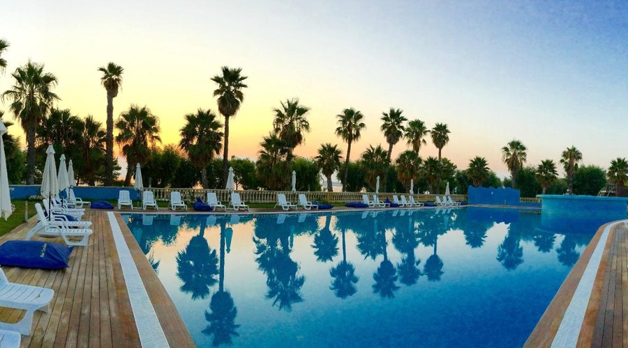 Semplicemente...luce e ombra..mix perfetto per i migliori momenti di relax a bordo piscina!!