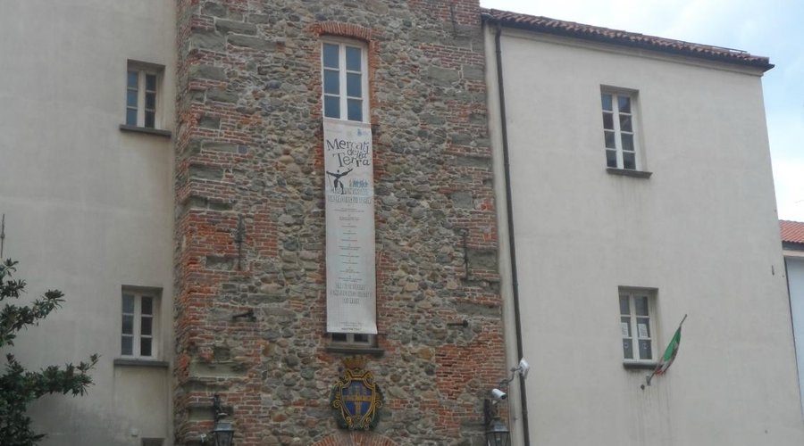 La facciata frontale della porta