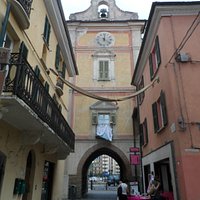 La facciata della prota che da su via Roma