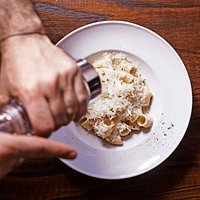 Ultimo tocco dello chef per la cacio e pepe