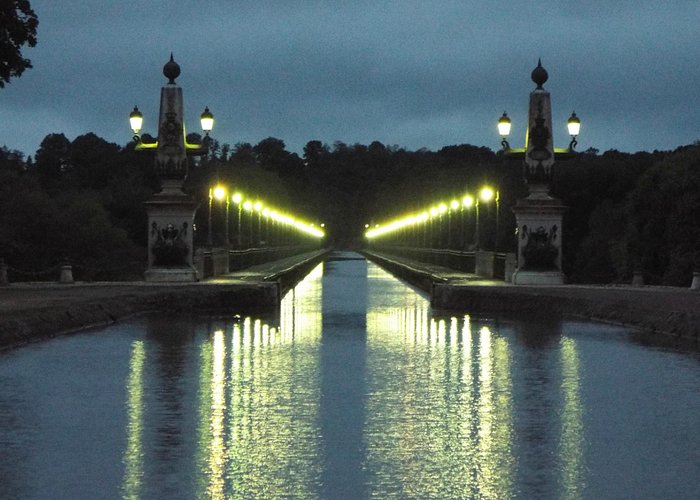 pont canal at night