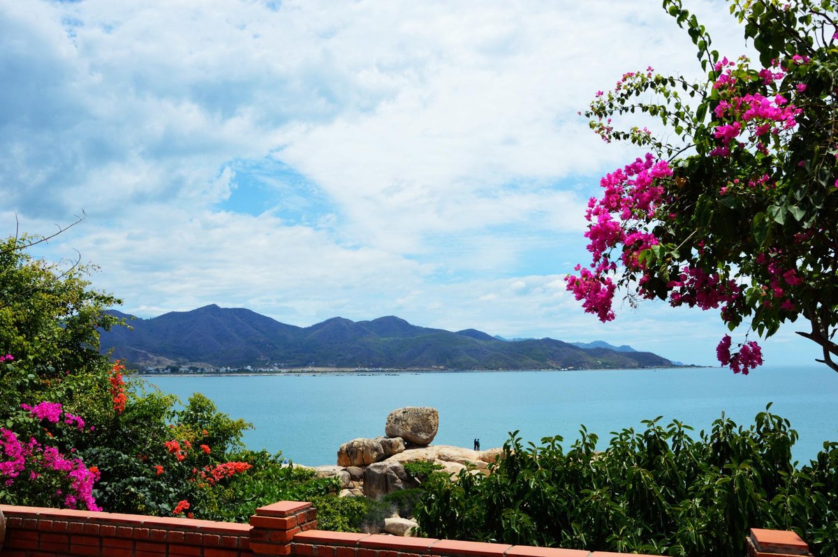 Chill tại các quán cafe Hòn Chồng Nha  (nguồn: www.tripadvisor.com.vn)