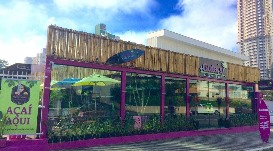 Restaurante de comida natural com ambiente surf.