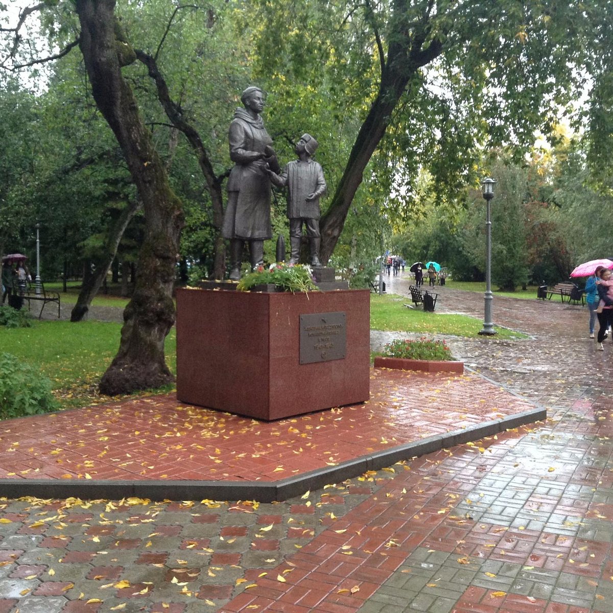 Памятник Женщине и подростку, ковавшим Победу в тылу, Томск: лучшие советы  перед посещением - Tripadvisor