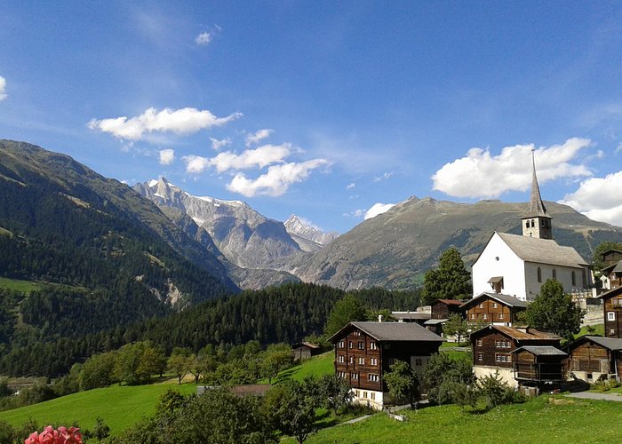 Ernen Dorfkirche e montanhas