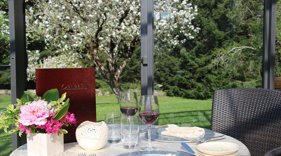 Dîner sur la terrasse fleurie