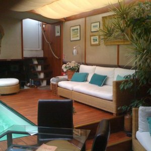 Salon et piscine intérieure