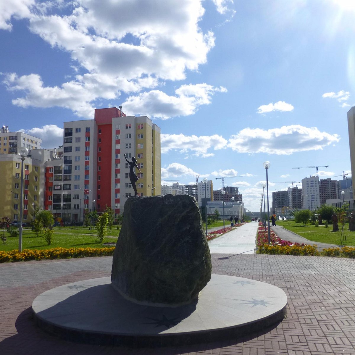 Love екатеринбург. Вера Надежда любовь Академический. Аллея Вера Надежда любовь в академическом. Екатеринбург символ Победы скульптура Краснолесья. Скульптура Вера и любовь в академическом.