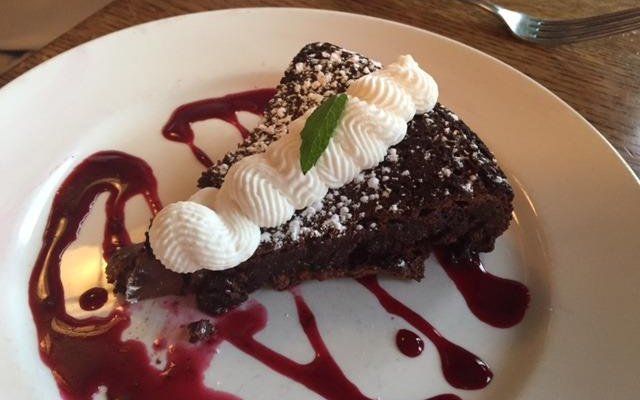 Hot flourless chocolate cake with raspberry sauce