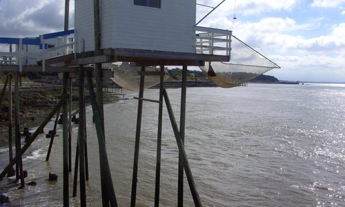 Vissershuis met grote visnetten.