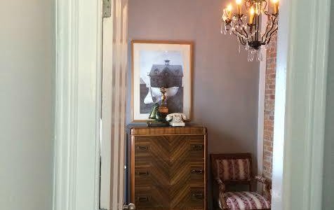 Hall to Oscar Wilde Suite