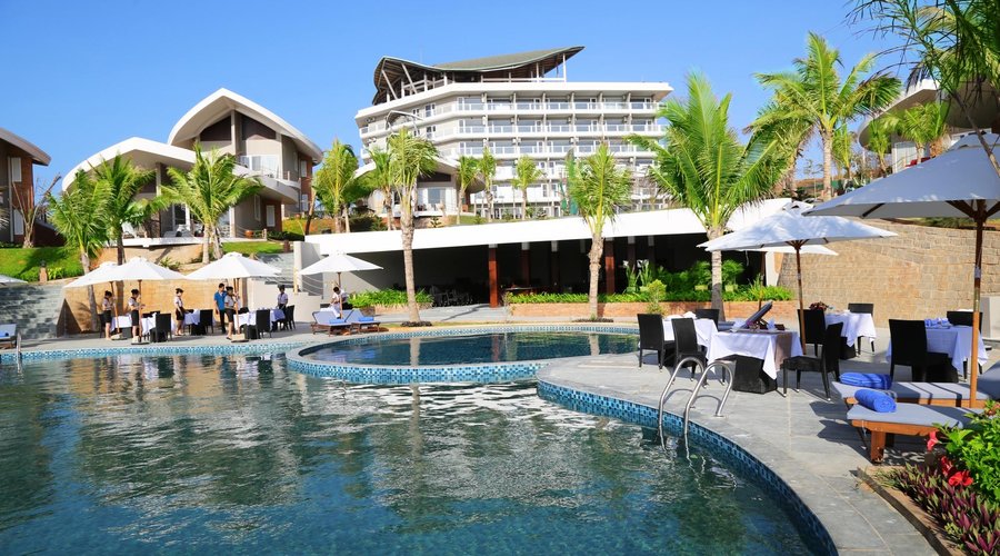 Pool & Hotel