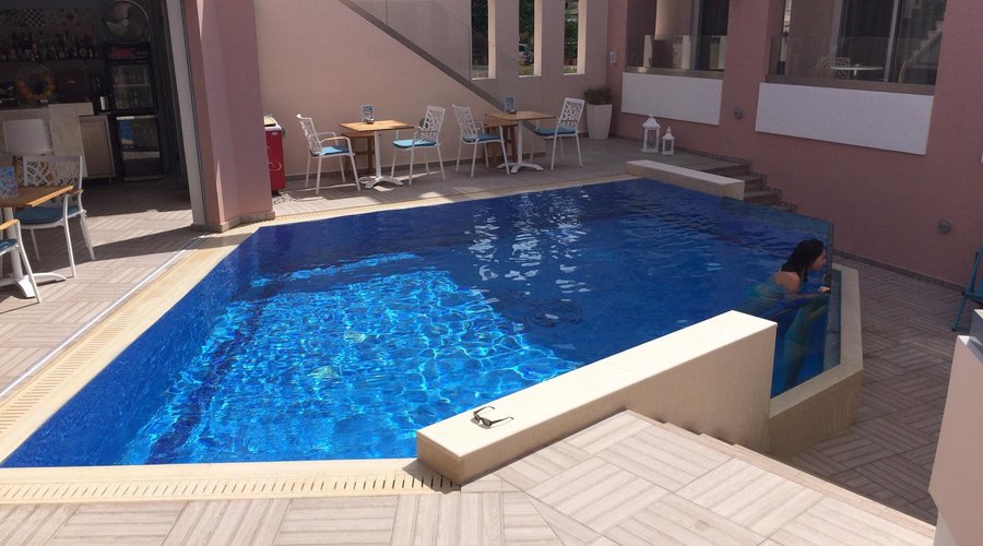 Pool im Innenhof