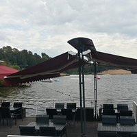 у озера