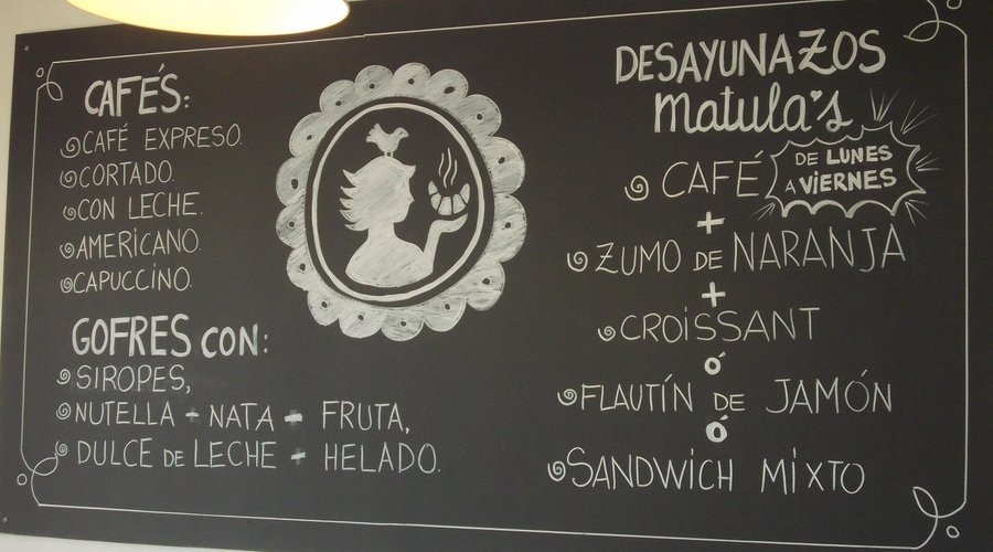 Tafel mit Matula's Logo und Getränken/Speisen