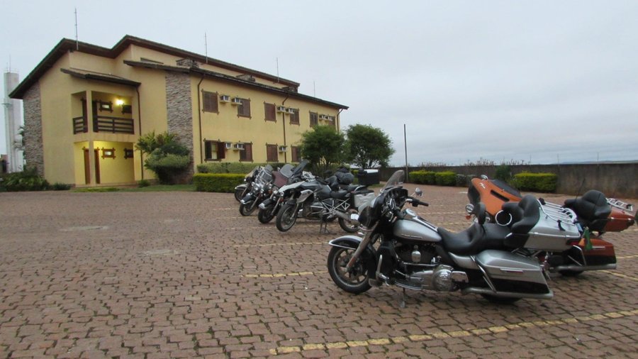 área dos apartamentos e estacionamento
